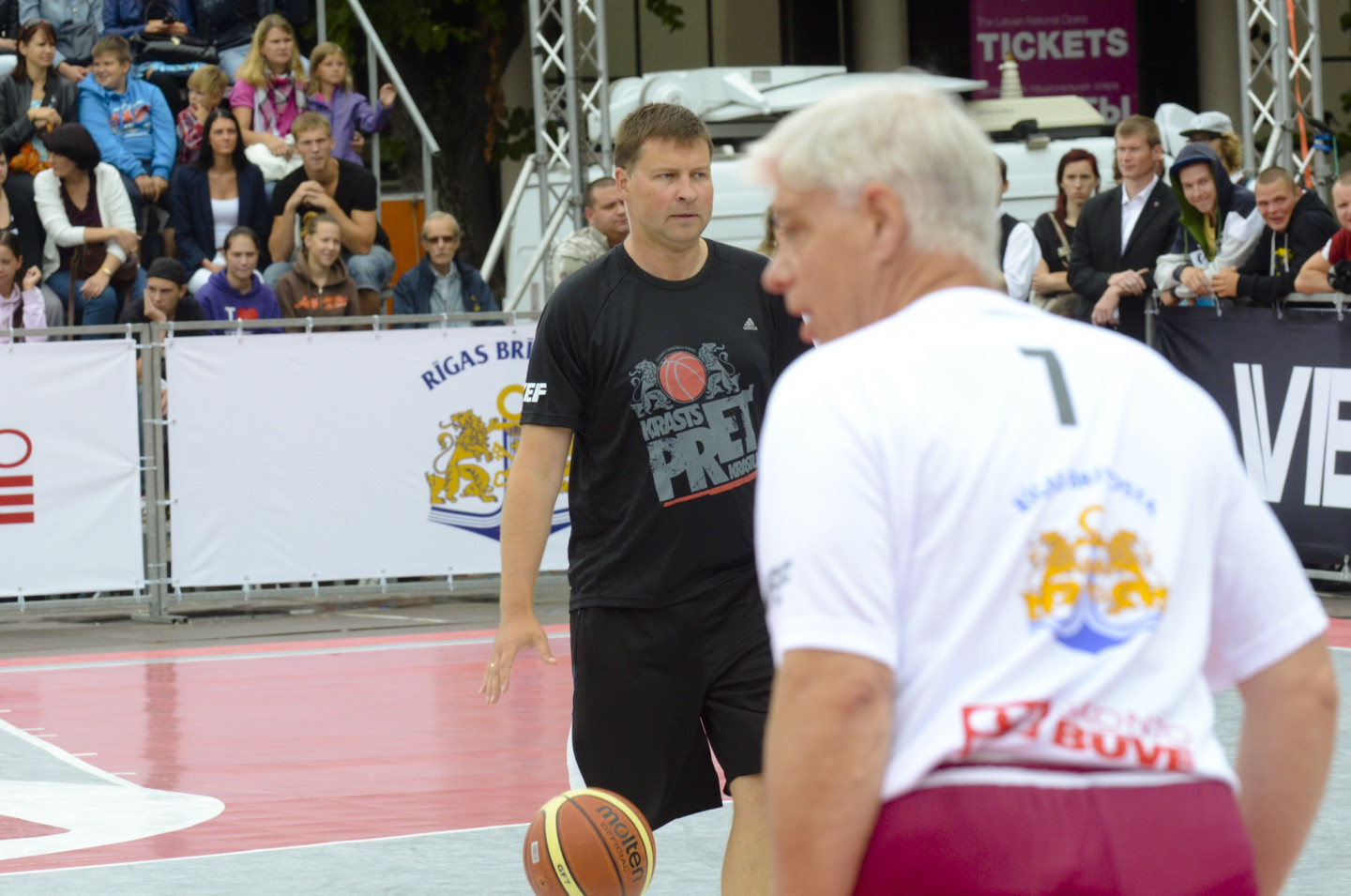 Pie Latvijas Nacionālās Operas notiek basketbola spēle starp politiķiem Rīgas svētku Krastu mača ietvaros