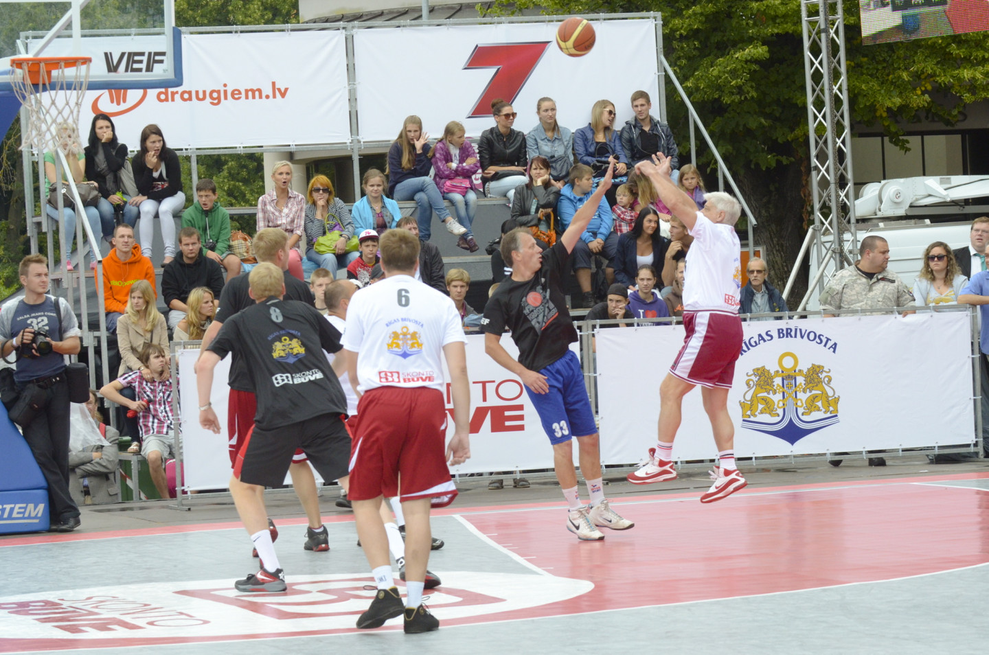 Pie Latvijas Nacionālās Operas notiek basketbola spēle starp politiķiem Rīgas svētku Krastu mača ietvaros