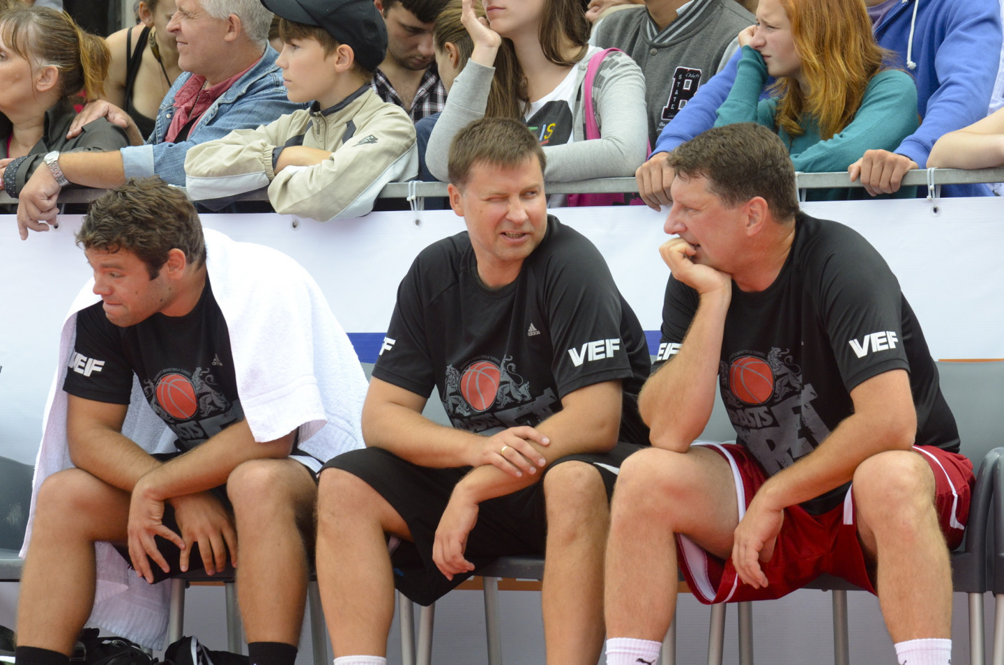 Pie Latvijas Nacionālās Operas notiek basketbola spēle starp politiķiem Rīgas svētku Krastu mača ietvaros