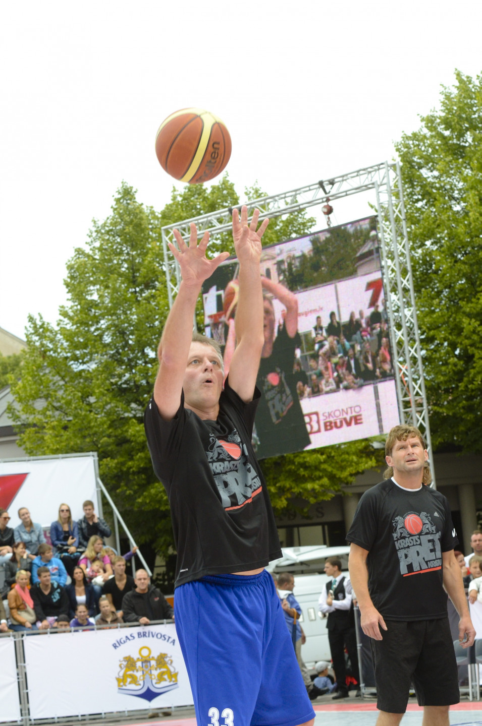 Pie Latvijas Nacionālās Operas notiek basketbola spēle starp politiķiem Rīgas svētku Krastu mača ietvaros