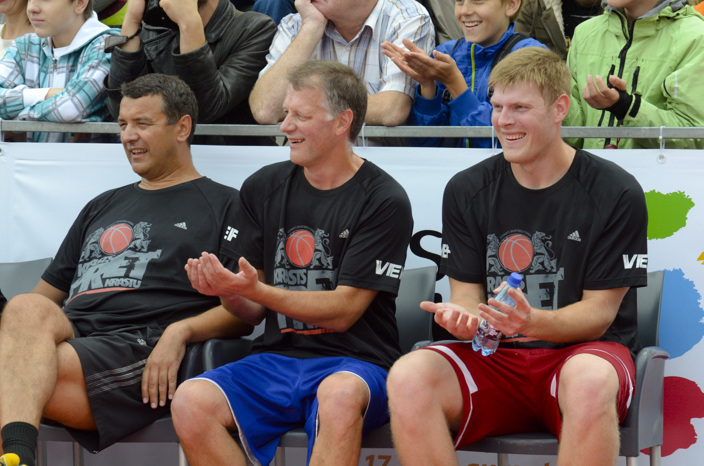 Pie Latvijas Nacionālās Operas notiek basketbola spēle starp politiķiem Rīgas svētku Krastu mača ietvaros