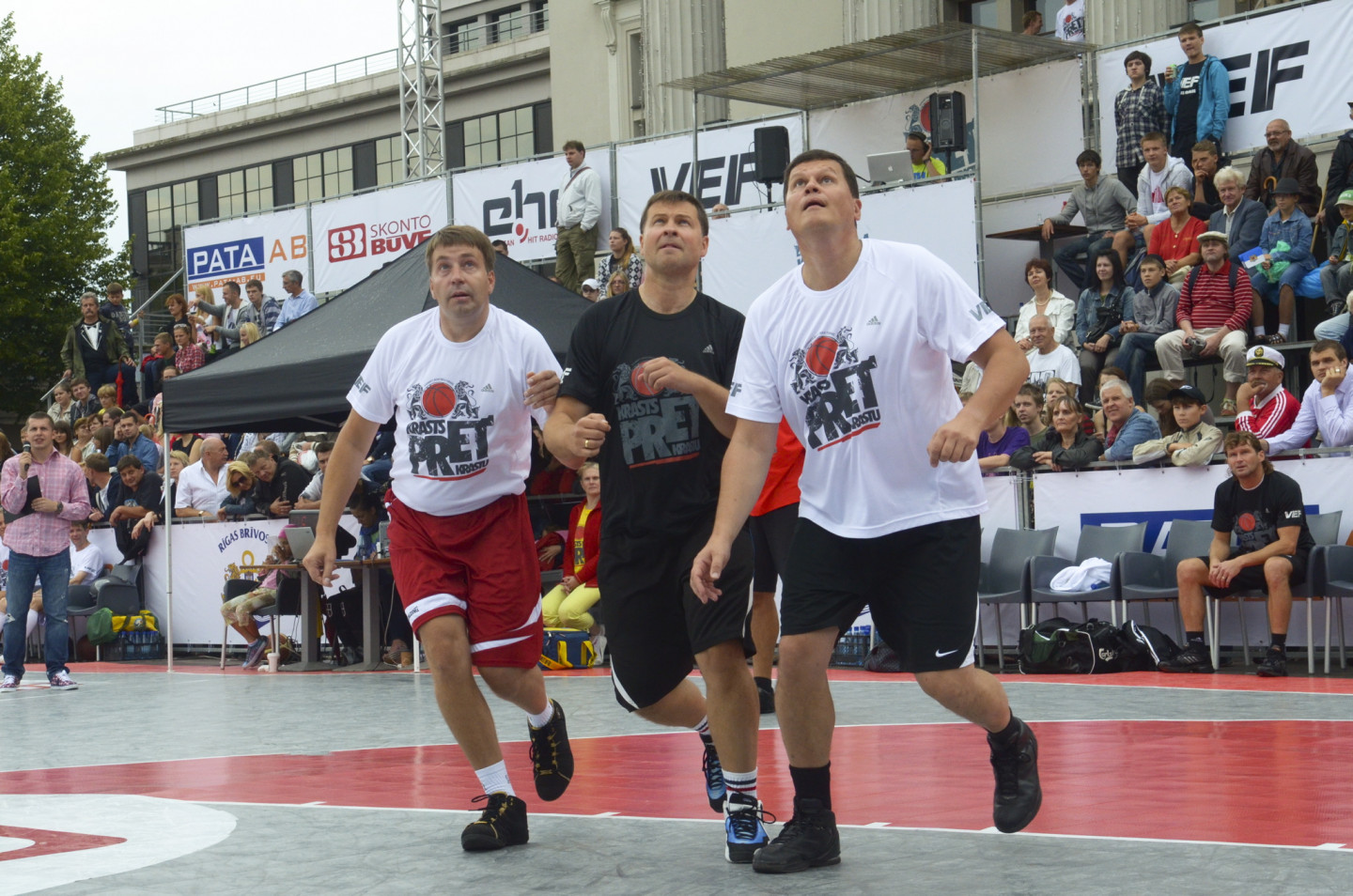Pie Latvijas Nacionālās Operas notiek basketbola spēle starp politiķiem Rīgas svētku Krastu mača ietvaros