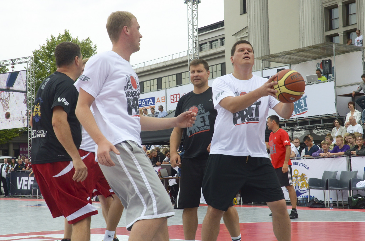 Pie Latvijas Nacionālās Operas notiek basketbola spēle starp politiķiem Rīgas svētku Krastu mača ietvaros