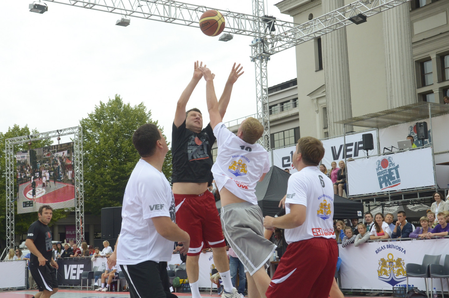 Pie Latvijas Nacionālās Operas notiek basketbola spēle starp politiķiem Rīgas svētku Krastu mača ietvaros