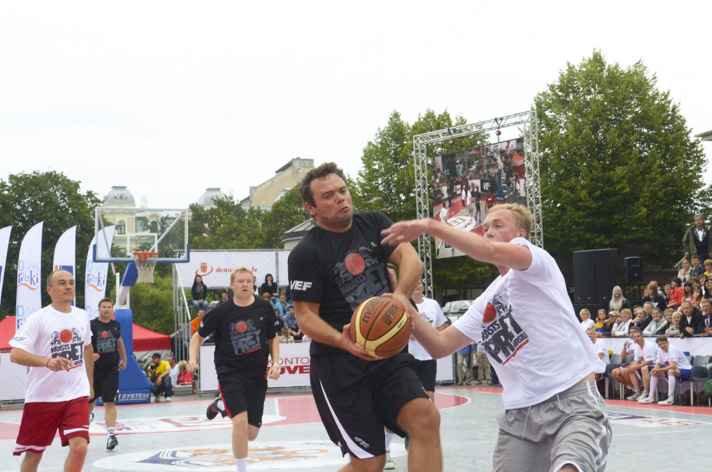 Pie Latvijas Nacionālās Operas notiek basketbola spēle starp politiķiem Rīgas svētku Krastu mača ietvaros