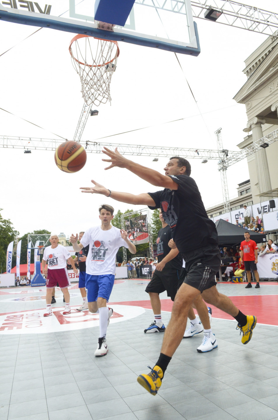 Pie Latvijas Nacionālās Operas notiek basketbola spēle starp politiķiem Rīgas svētku Krastu mača ietvaros
