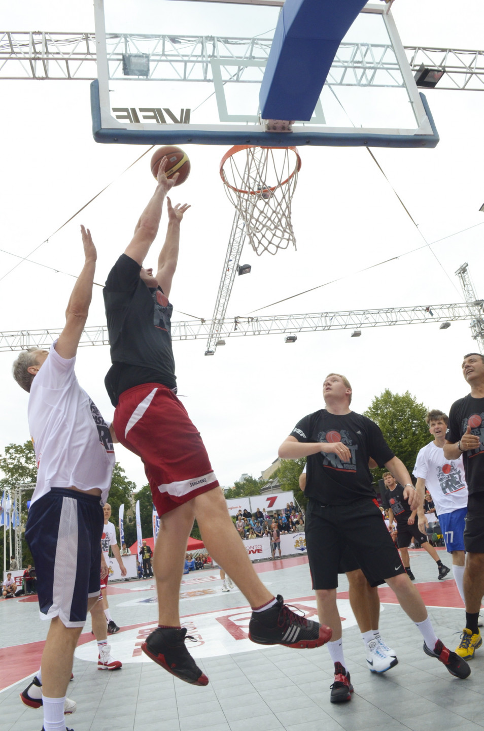 Pie Latvijas Nacionālās Operas notiek basketbola spēle starp politiķiem Rīgas svētku Krastu mača ietvaros