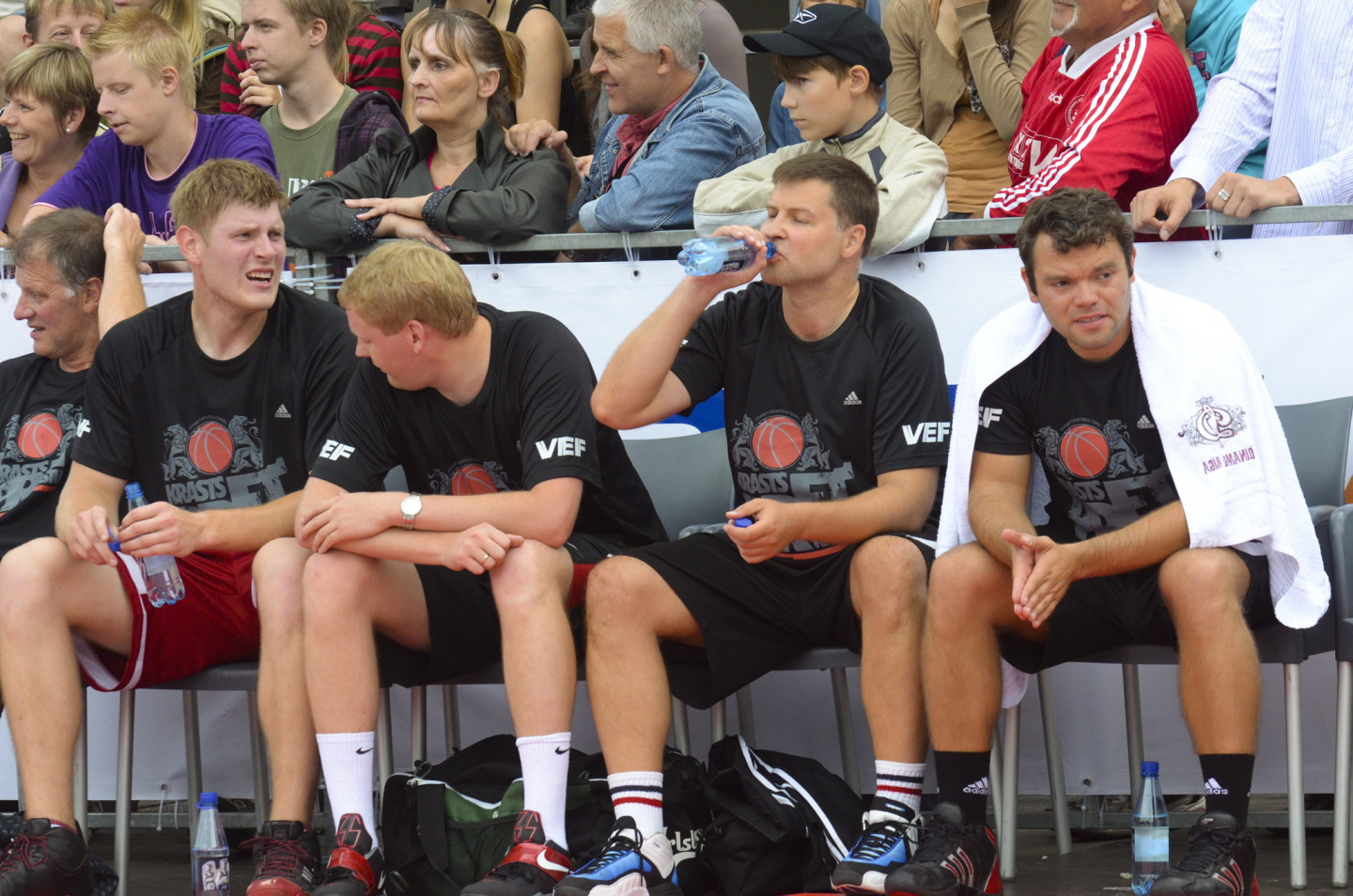 Pie Latvijas Nacionālās Operas notiek basketbola spēle starp politiķiem Rīgas svētku Krastu mača ietvaros