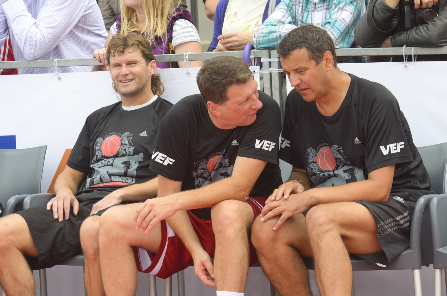 Pie Latvijas Nacionālās Operas notiek basketbola spēle starp politiķiem Rīgas svētku Krastu mača ietvaros