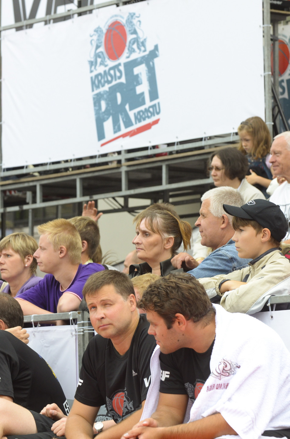 Pie Latvijas Nacionālās Operas notiek basketbola spēle starp politiķiem Rīgas svētku Krastu mača ietvaros