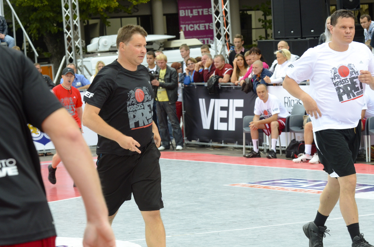 Pie Latvijas Nacionālās Operas notiek basketbola spēle starp politiķiem Rīgas svētku Krastu mača ietvaros