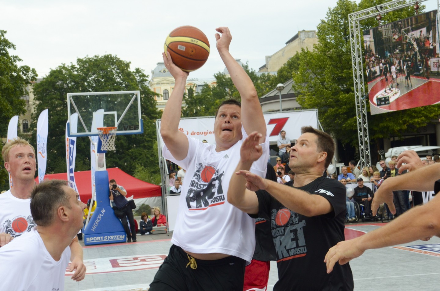 Pie Latvijas Nacionālās Operas notiek basketbola spēle starp politiķiem Rīgas svētku Krastu mača ietvaros