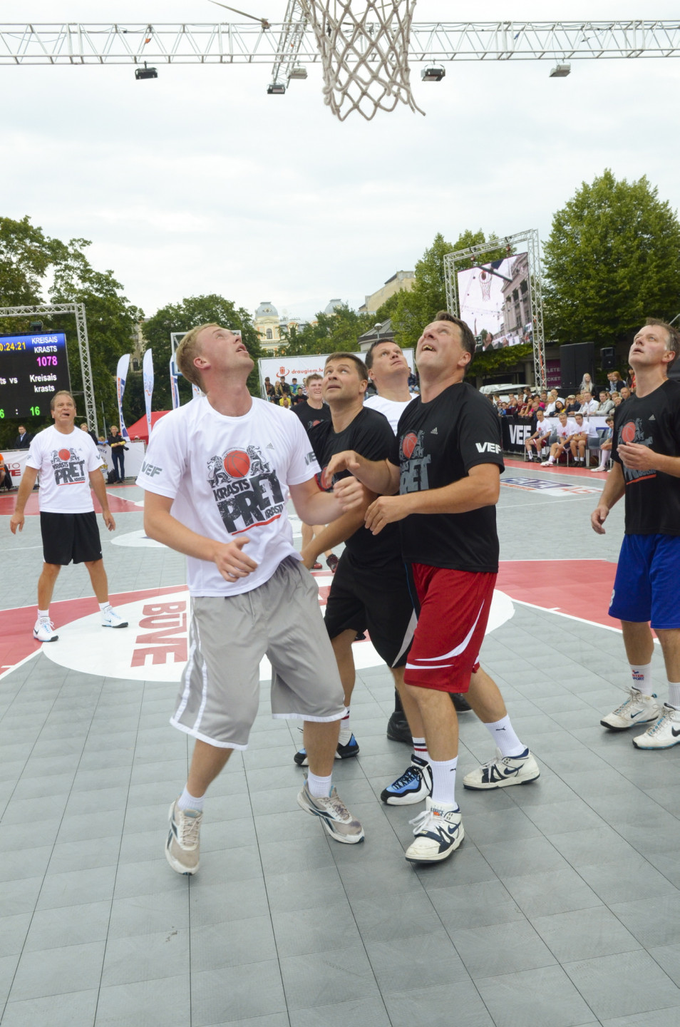 Pie Latvijas Nacionālās Operas notiek basketbola spēle starp politiķiem Rīgas svētku Krastu mača ietvaros