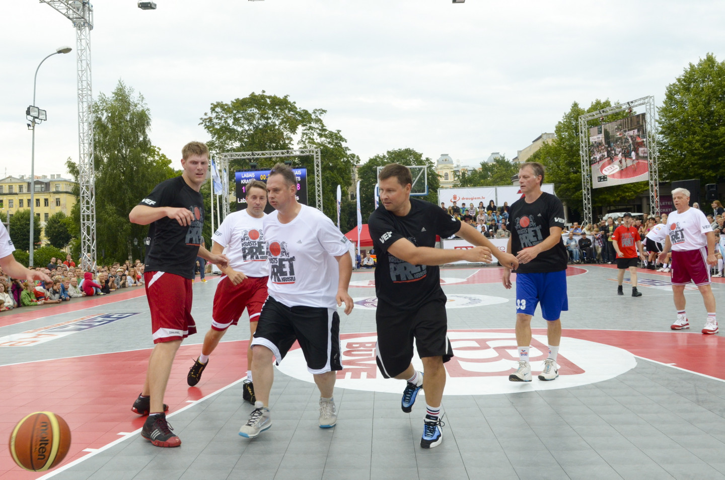 Pie Latvijas Nacionālās Operas notiek basketbola spēle starp politiķiem Rīgas svētku Krastu mača ietvaros