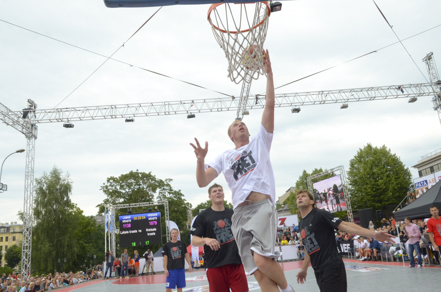 Pie Latvijas Nacionālās Operas notiek basketbola spēle starp politiķiem Rīgas svētku Krastu mača ietvaros