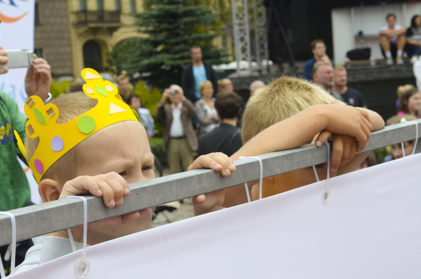 Pie Latvijas Nacionālās Operas notiek basketbola spēle starp politiķiem Rīgas svētku Krastu mača ietvaros