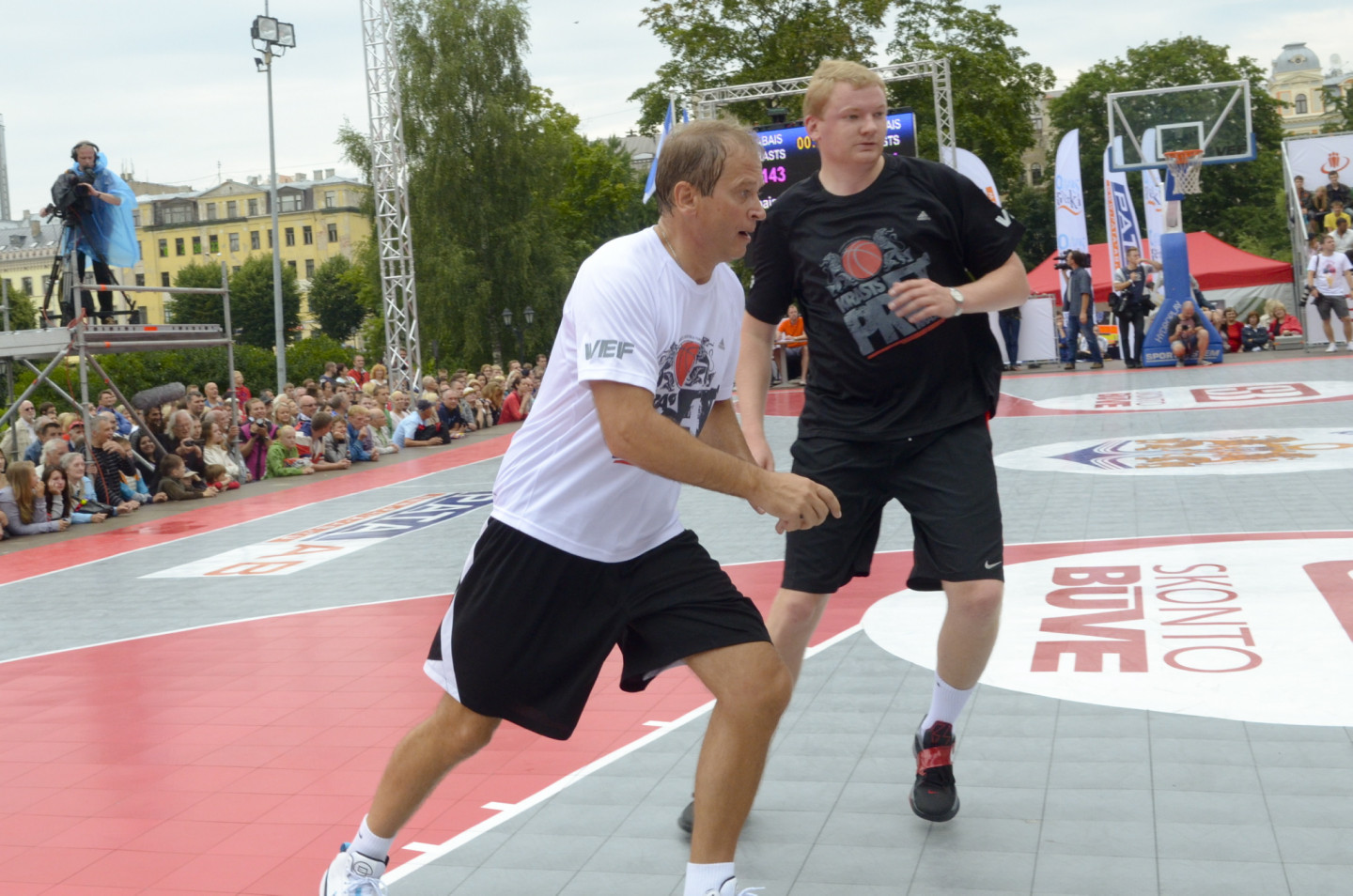 Pie Latvijas Nacionālās Operas notiek basketbola spēle starp politiķiem Rīgas svētku Krastu mača ietvaros