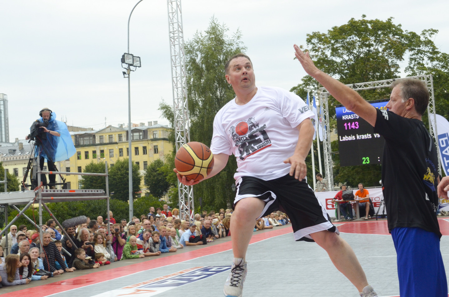 Pie Latvijas Nacionālās Operas notiek basketbola spēle starp politiķiem Rīgas svētku Krastu mača ietvaros