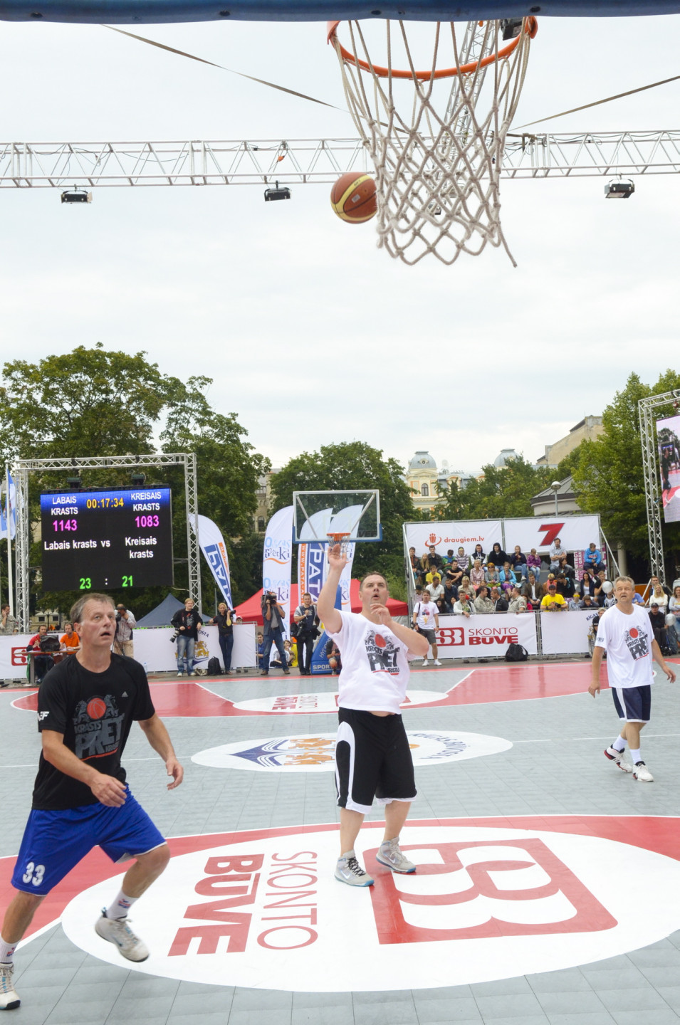 Pie Latvijas Nacionālās Operas notiek basketbola spēle starp politiķiem Rīgas svētku Krastu mača ietvaros