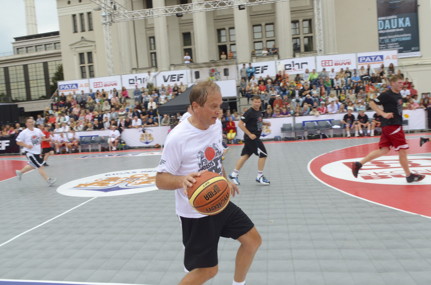 Pie Latvijas Nacionālās Operas notiek basketbola spēle starp politiķiem Rīgas svētku Krastu mača ietvaros