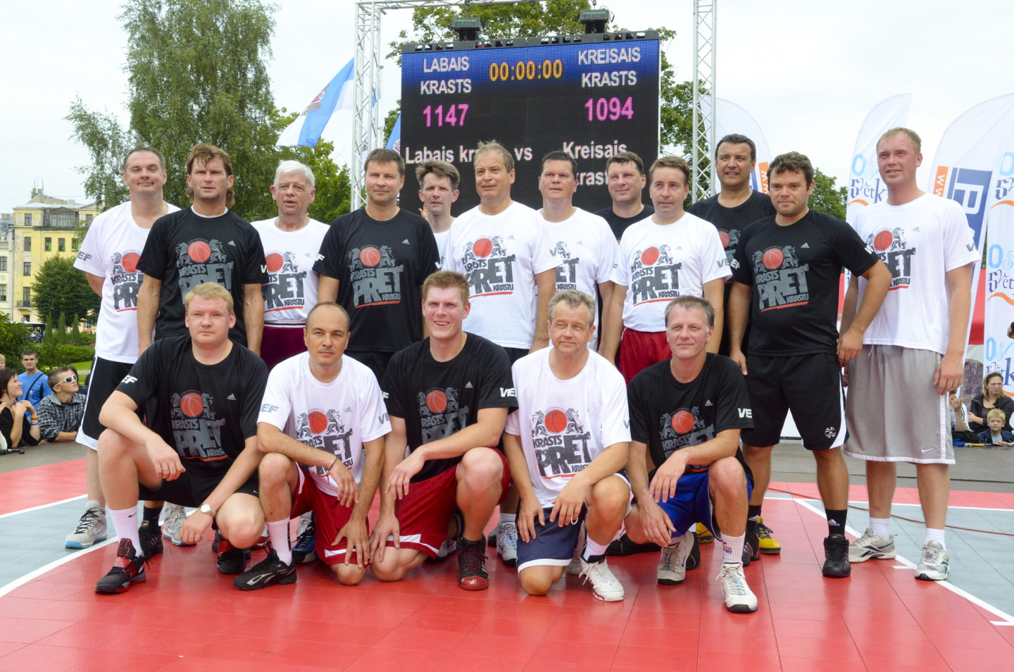 Pie Latvijas Nacionālās Operas notiek basketbola spēle starp politiķiem Rīgas svētku Krastu mača ietvaros