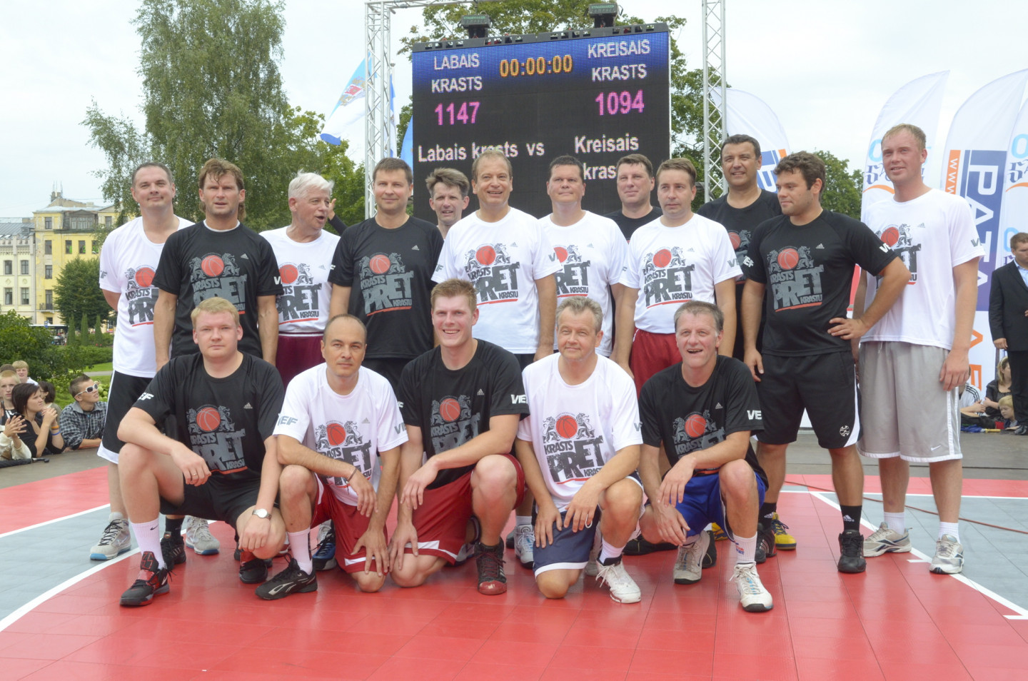 Pie Latvijas Nacionālās Operas notiek basketbola spēle starp politiķiem Rīgas svētku Krastu mača ietvaros