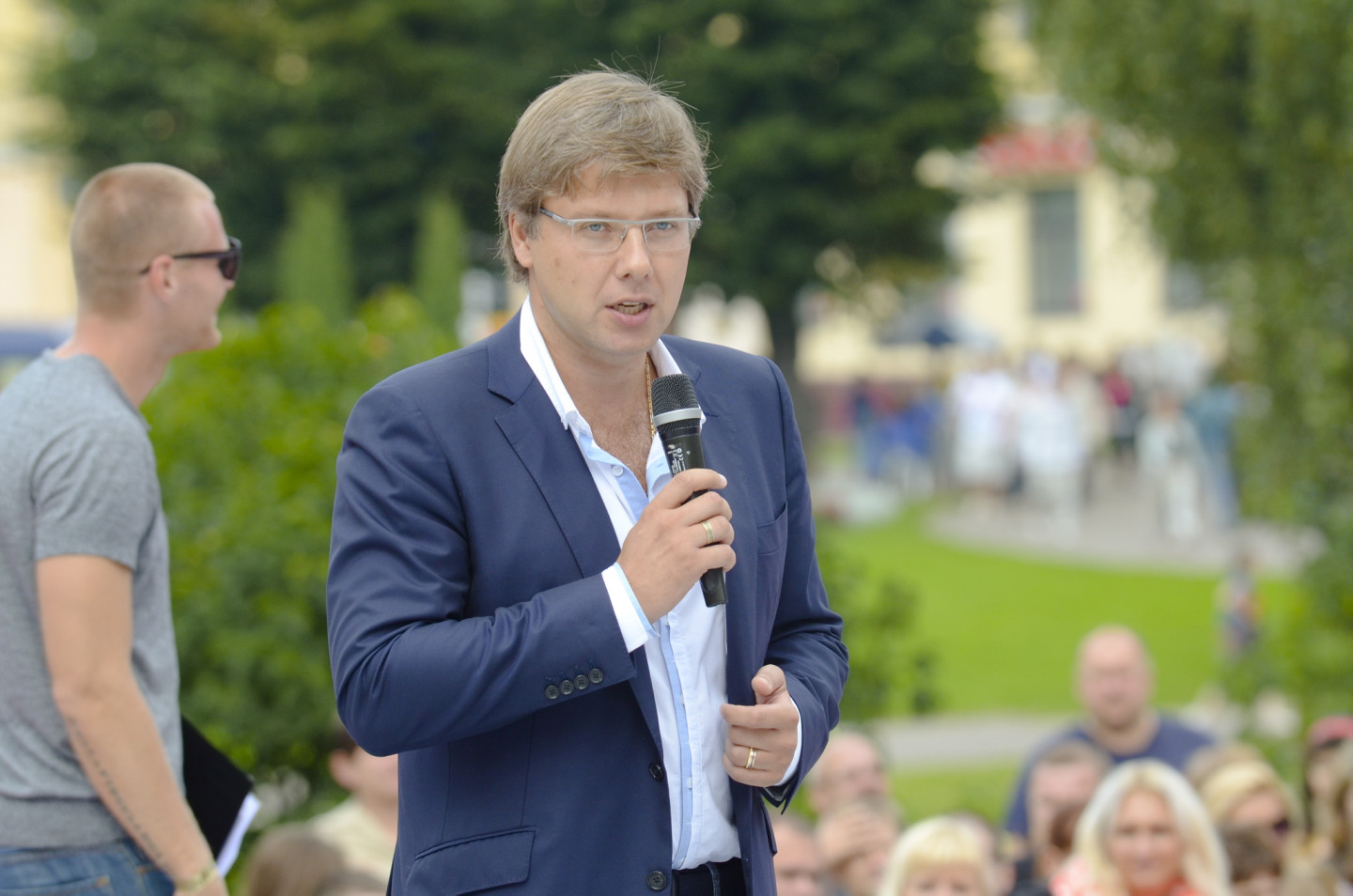 Pie Latvijas Nacionālās Operas notiek basketbola spēle starp politiķiem Rīgas svētku Krastu mača ietvaros