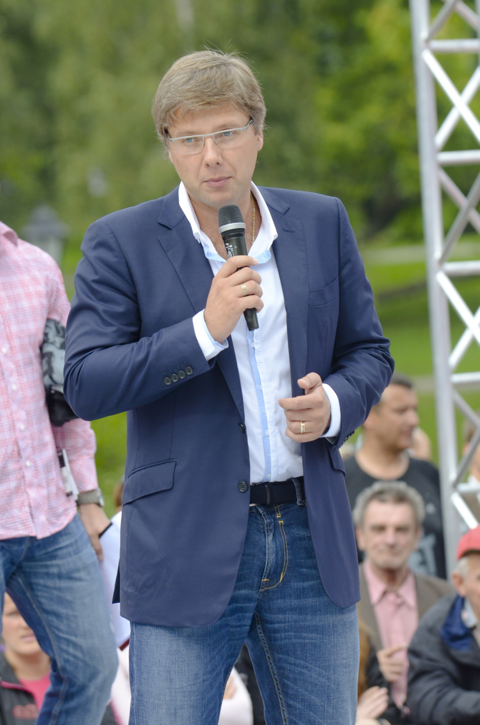 Pie Latvijas Nacionālās Operas notiek basketbola spēle starp politiķiem Rīgas svētku Krastu mača ietvaros