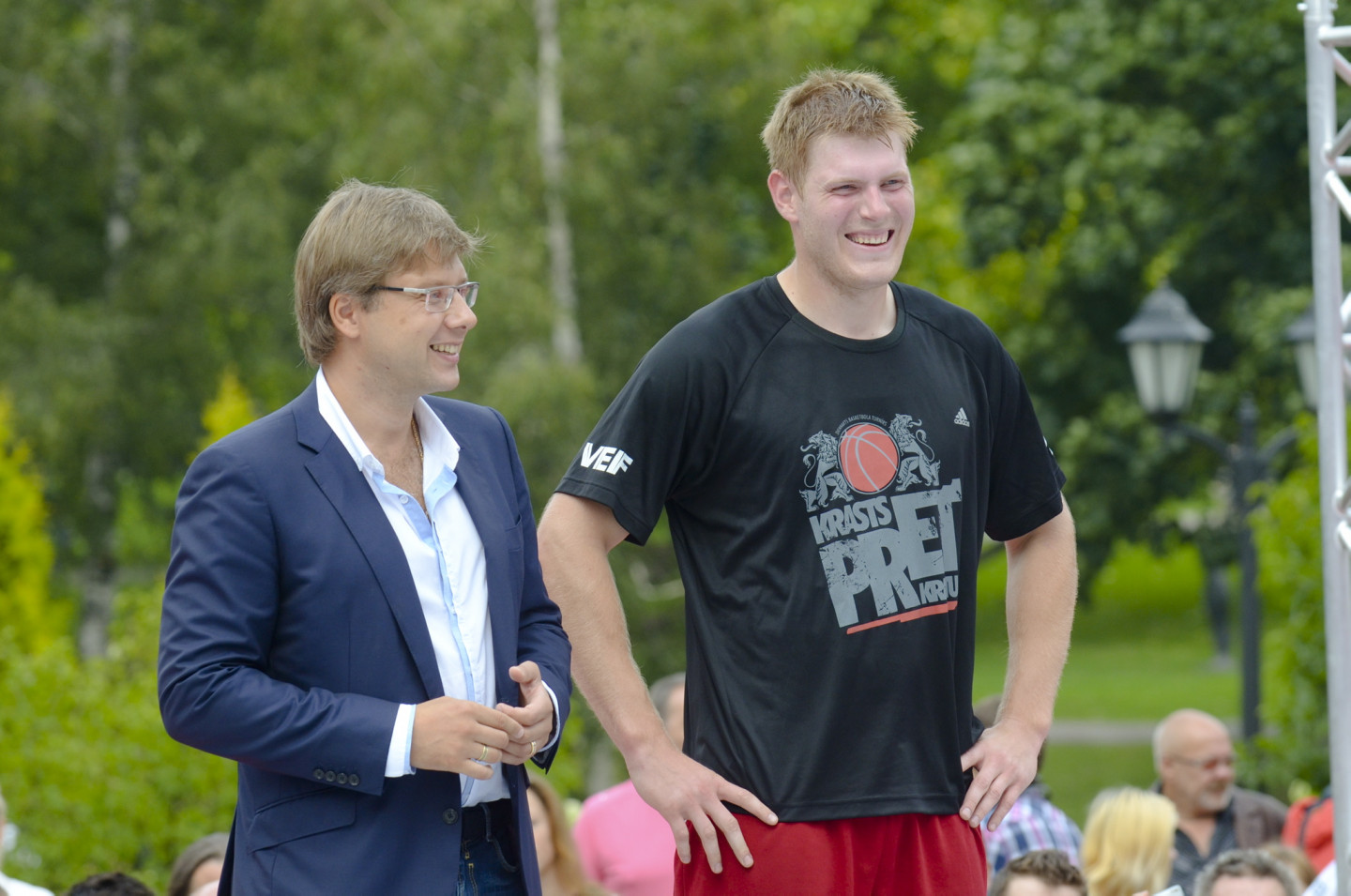 Pie Latvijas Nacionālās Operas notiek basketbola spēle starp politiķiem Rīgas svētku Krastu mača ietvaros