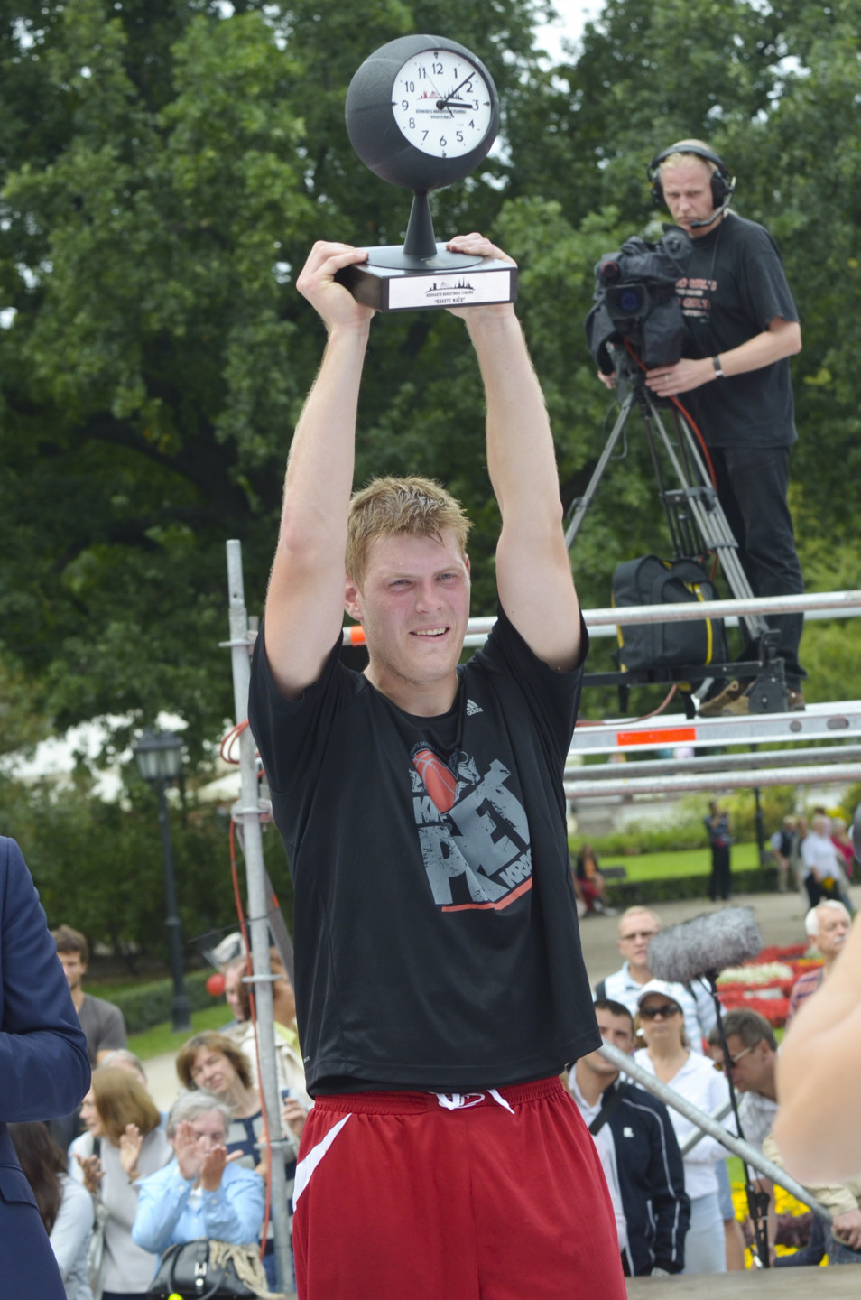 Pie Latvijas Nacionālās Operas notiek basketbola spēle starp politiķiem Rīgas svētku Krastu mača ietvaros