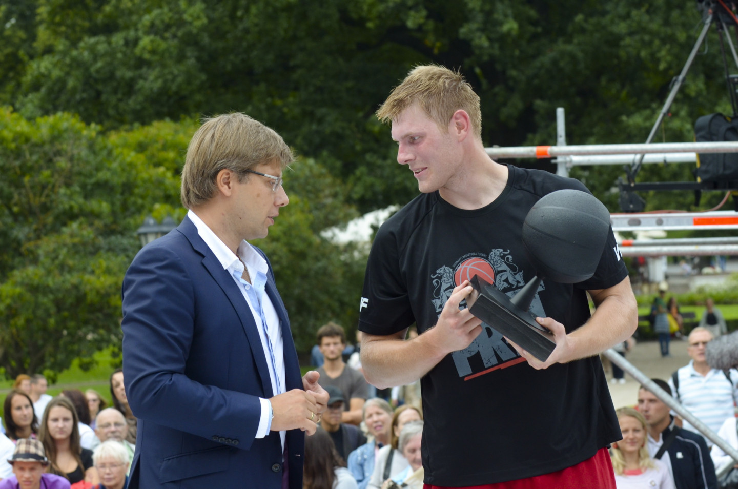 Pie Latvijas Nacionālās Operas notiek basketbola spēle starp politiķiem Rīgas svētku Krastu mača ietvaros
