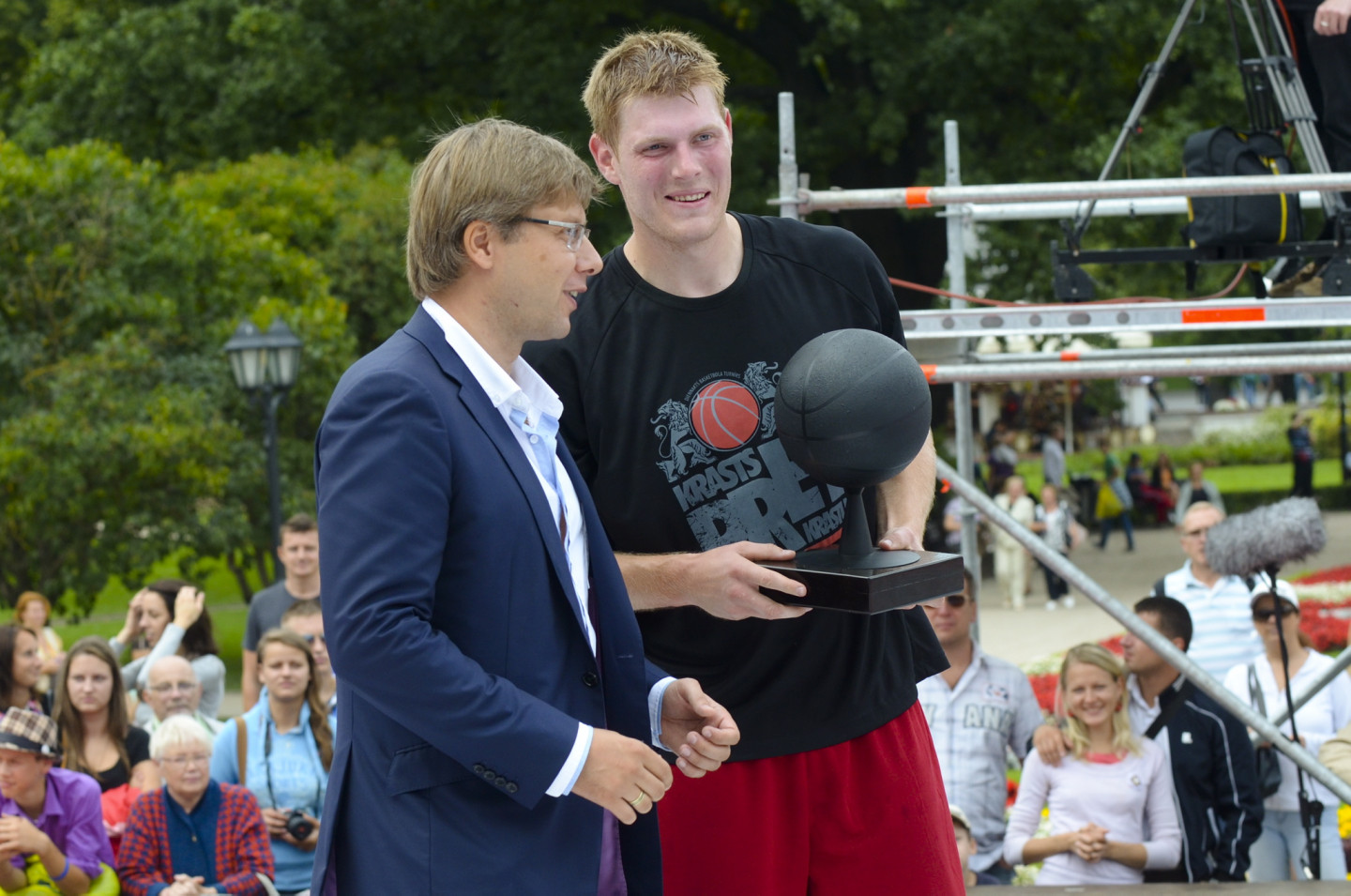 Pie Latvijas Nacionālās Operas notiek basketbola spēle starp politiķiem Rīgas svētku Krastu mača ietvaros