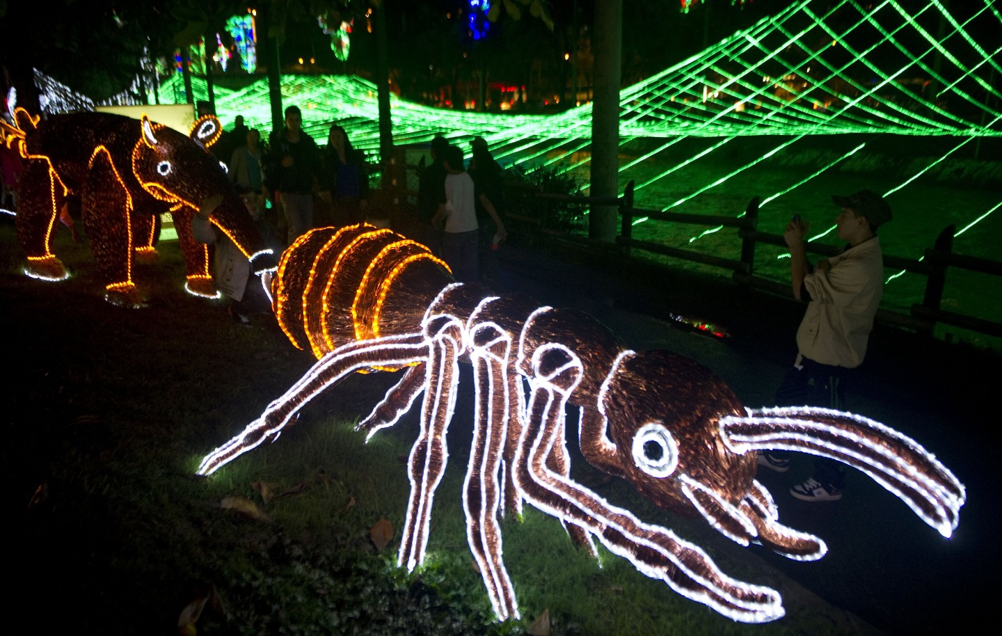 Kolumbijā izveidotas savdabīgas Ziemassvētku apgaismojuma instalācijas