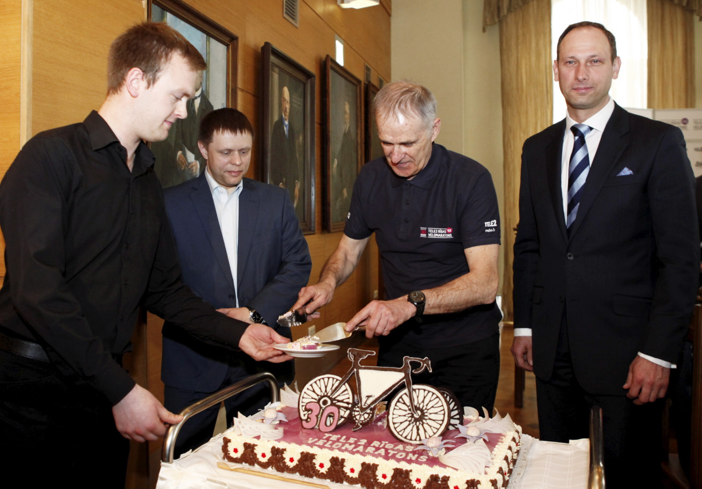 26.04.2013. RD Satiksmes un transporta komitejas priekšsēdētājs Vadims Baraņņiks (no kreisās), "Tele 2" valdes priekšsēdētājs Valdis Vancovičs un velomaratona organizators Igo Japiņš. Preses konference, kurā informē par šī gada Tele2 Rīgas velomaratona norisi un jaunumiem.
