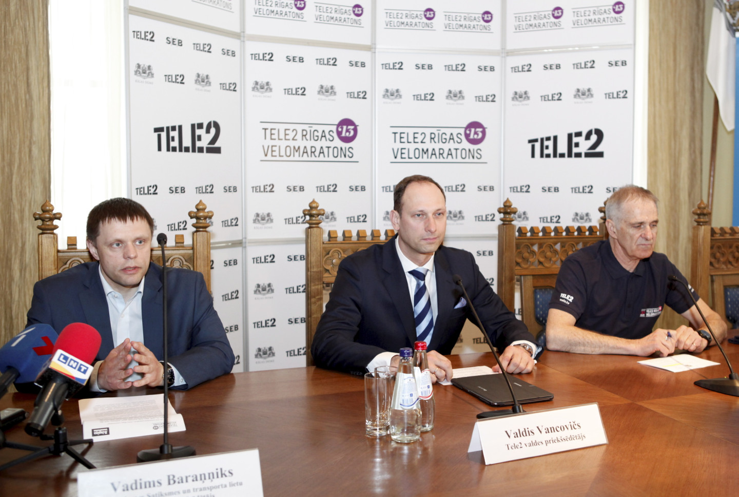 26.04.2013. RD Satiksmes un transporta komitejas priekšsēdētājs Vadims Baraņņiks (no kreisās), "Tele 2" valdes priekšsēdētājs Valdis Vancovičs un velomaratona organizators Igo Japiņš. Preses konference, kurā informē par šī gada Tele2 Rīgas velomaratona norisi un jaunumiem.