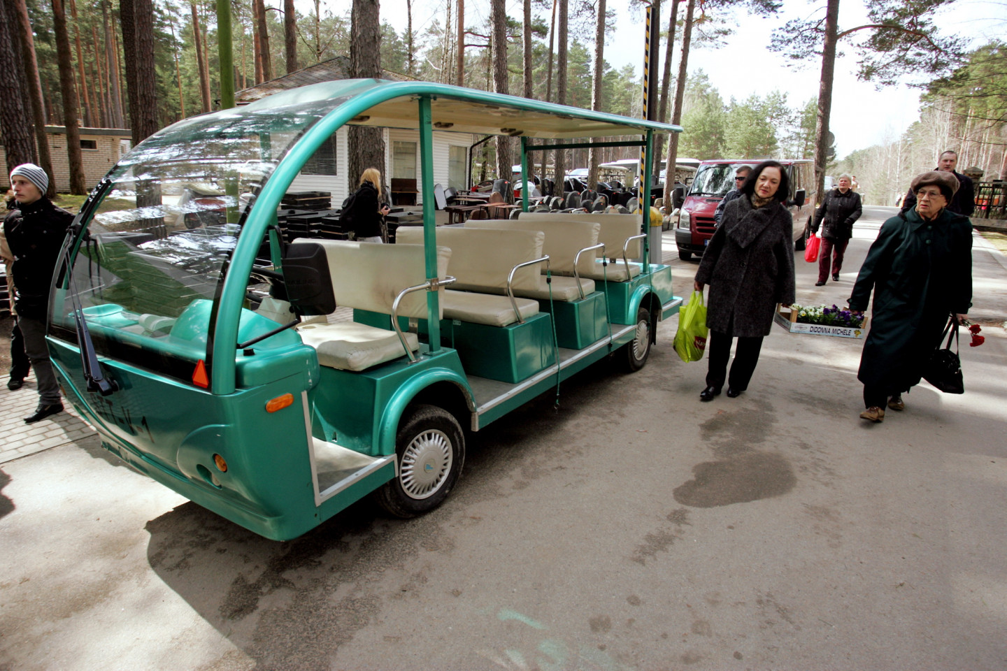 30.04.2013 Jaunciema kapi. Pirmo reizi vēsturē sāk kursēt sabiedriskais elektrotransports Jaunciema kapos.