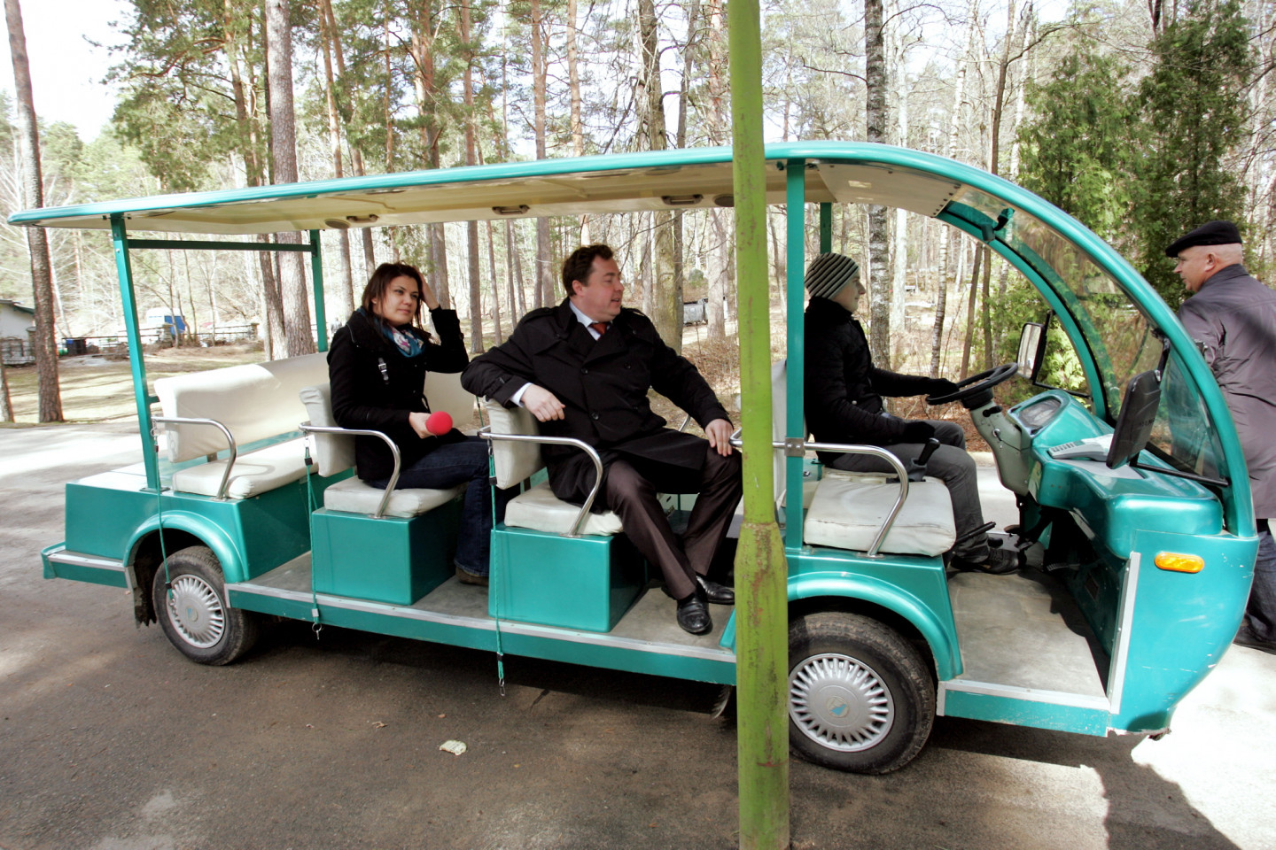 30.04.2013 Jaunciema kapi. Pirmo reizi vēsturē sāk kursēt sabiedriskais elektrotransports Jaunciema kapos.