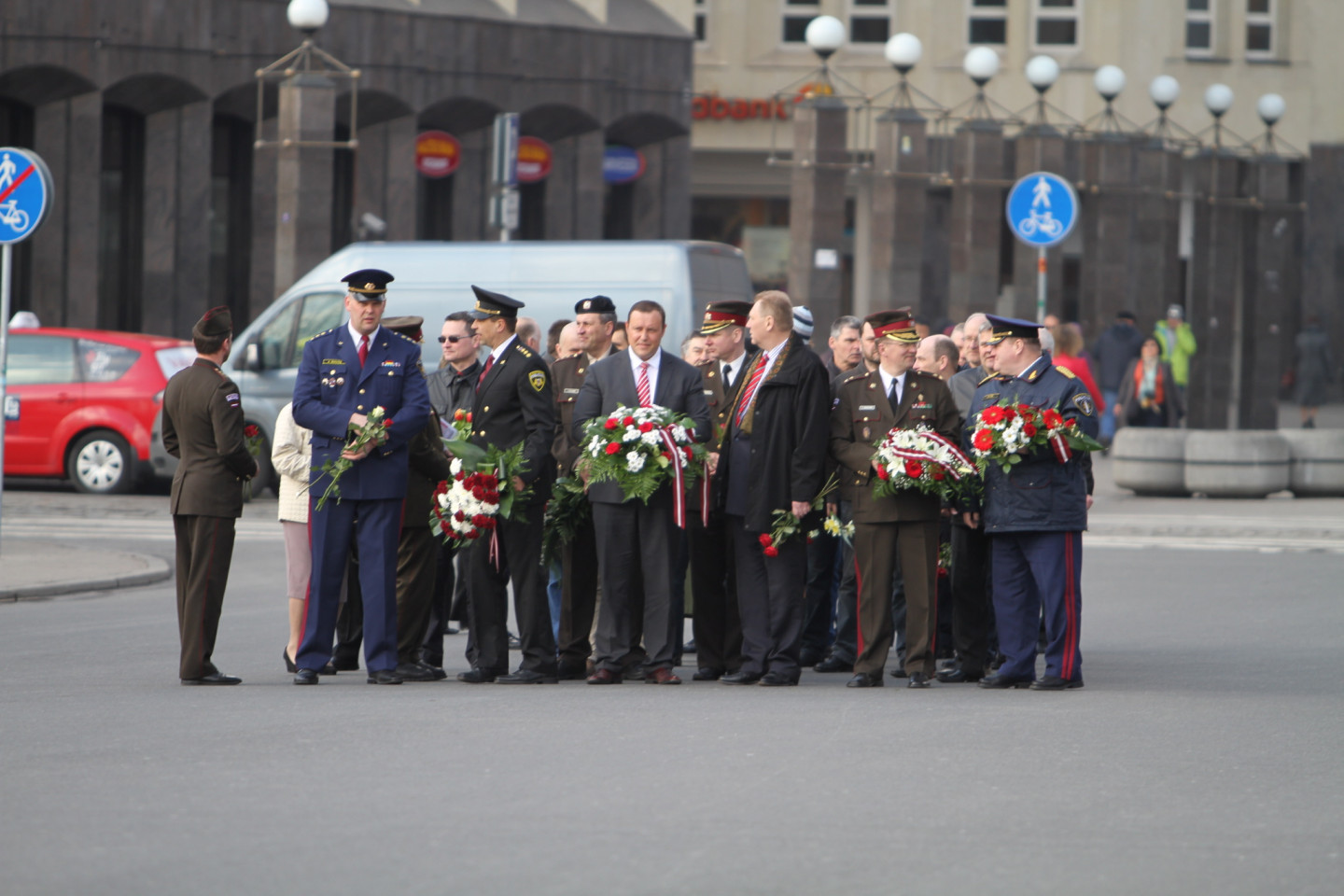 30.04.2013 Atceroties svinīgā zvēresta došanas dienu, kā arī Pirmā policijas bataljona ieguldījumu Latvijas Republikas valstiskās neatkarības atjaunošanā un valsts drošības un aizsardzības sistēmas veidošanā, Pirmā policijas bataljona biedrība un bataljona veterāni noliek ziedus pie Brīvības pieminekļa