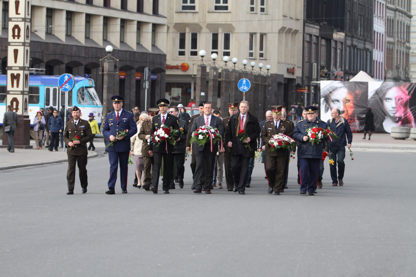 30.04.2013 Atceroties svinīgā zvēresta došanas dienu, kā arī Pirmā policijas bataljona ieguldījumu Latvijas Republikas valstiskās neatkarības atjaunošanā un valsts drošības un aizsardzības sistēmas veidošanā, Pirmā policijas bataljona biedrība un bataljona veterāni noliek ziedus pie Brīvības pieminekļa