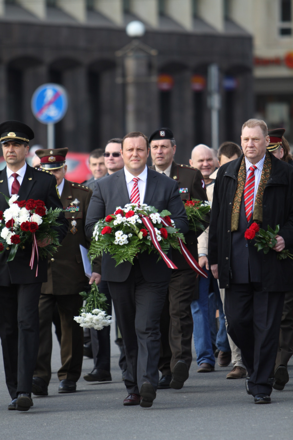 30.04.2013 Atceroties svinīgā zvēresta došanas dienu, kā arī Pirmā policijas bataljona ieguldījumu Latvijas Republikas valstiskās neatkarības atjaunošanā un valsts drošības un aizsardzības sistēmas veidošanā, Pirmā policijas bataljona biedrība un bataljona veterāni noliek ziedus pie Brīvības pieminekļa