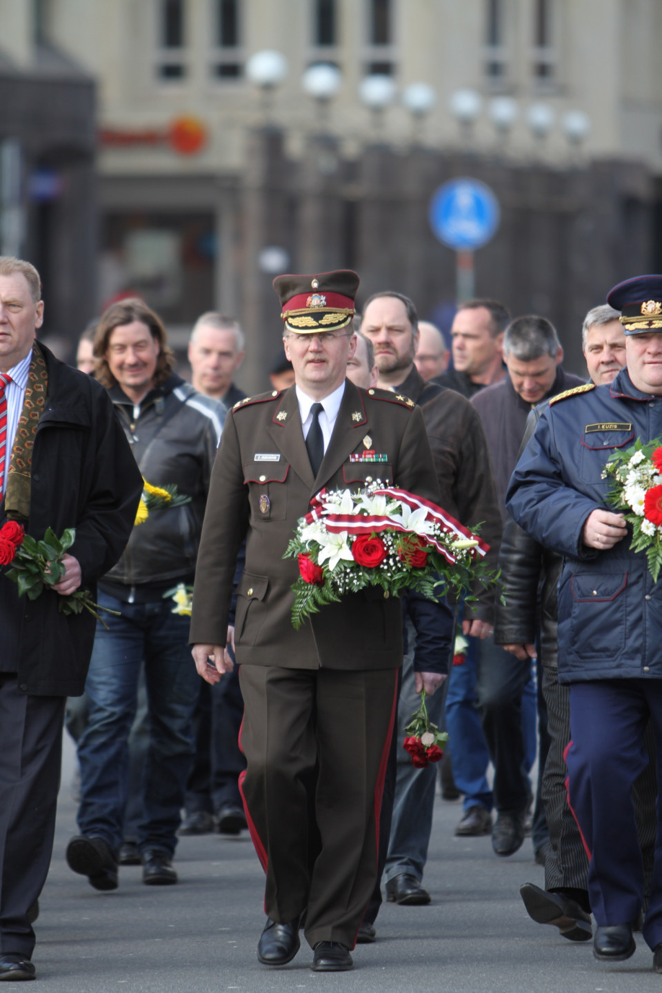 30.04.2013 Atceroties svinīgā zvēresta došanas dienu, kā arī Pirmā policijas bataljona ieguldījumu Latvijas Republikas valstiskās neatkarības atjaunošanā un valsts drošības un aizsardzības sistēmas veidošanā, Pirmā policijas bataljona biedrība un bataljona veterāni noliek ziedus pie Brīvības pieminekļa