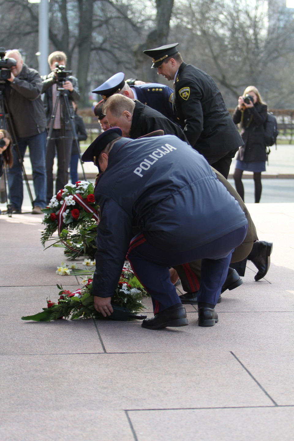 30.04.2013 Atceroties svinīgā zvēresta došanas dienu, kā arī Pirmā policijas bataljona ieguldījumu Latvijas Republikas valstiskās neatkarības atjaunošanā un valsts drošības un aizsardzības sistēmas veidošanā, Pirmā policijas bataljona biedrība un bataljona veterāni noliek ziedus pie Brīvības pieminekļa