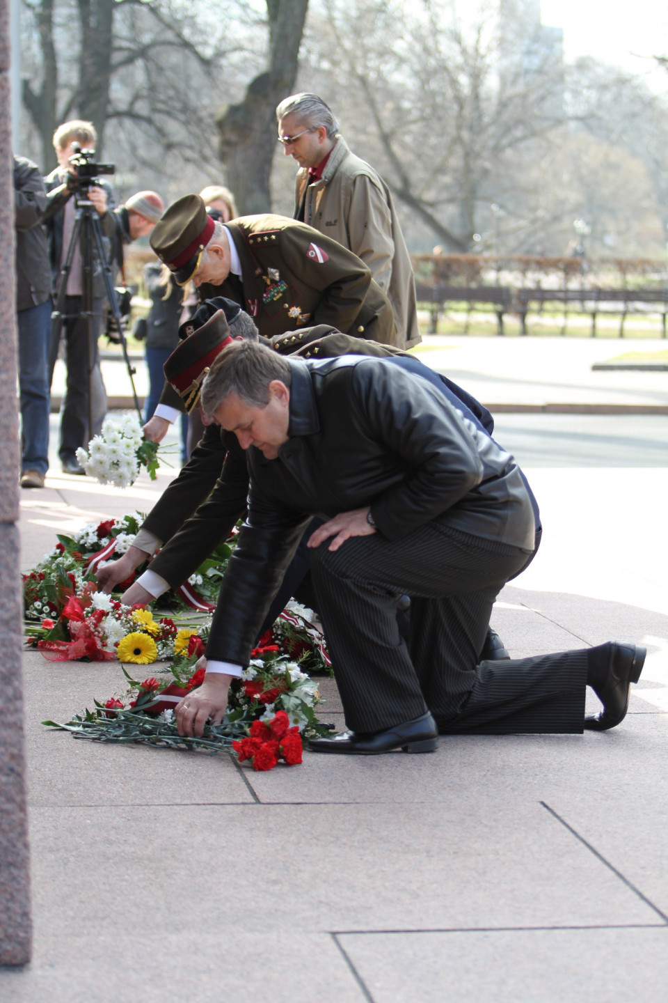 30.04.2013 Atceroties svinīgā zvēresta došanas dienu, kā arī Pirmā policijas bataljona ieguldījumu Latvijas Republikas valstiskās neatkarības atjaunošanā un valsts drošības un aizsardzības sistēmas veidošanā, Pirmā policijas bataljona biedrība un bataljona veterāni noliek ziedus pie Brīvības pieminekļa