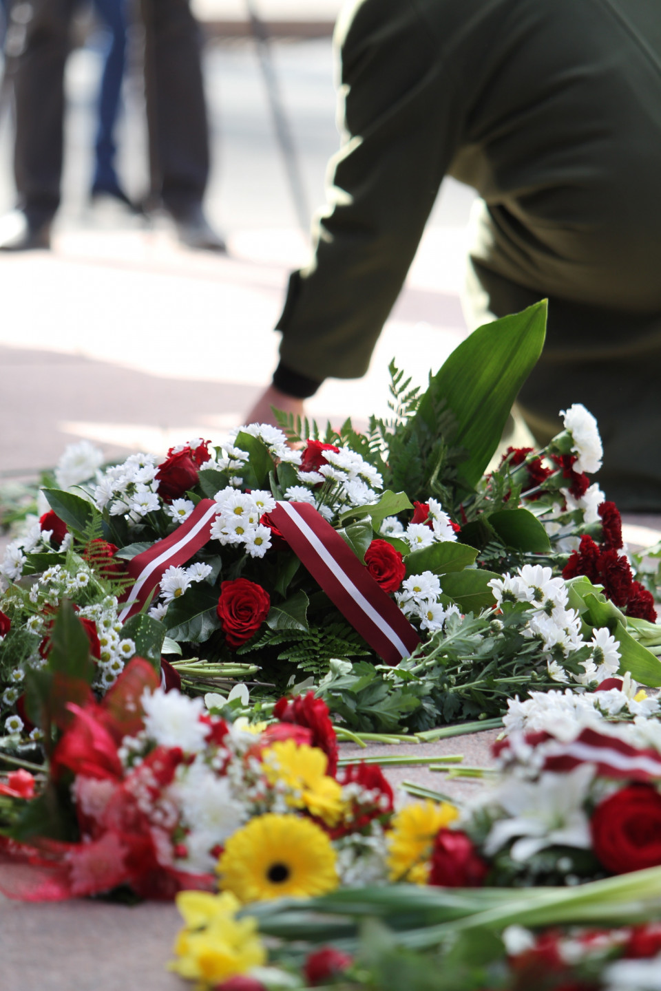 30.04.2013 Atceroties svinīgā zvēresta došanas dienu, kā arī Pirmā policijas bataljona ieguldījumu Latvijas Republikas valstiskās neatkarības atjaunošanā un valsts drošības un aizsardzības sistēmas veidošanā, Pirmā policijas bataljona biedrība un bataljona veterāni noliek ziedus pie Brīvības pieminekļa