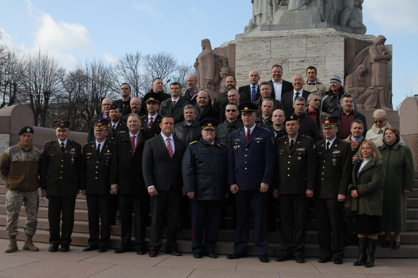 30.04.2013 Atceroties svinīgā zvēresta došanas dienu, kā arī Pirmā policijas bataljona ieguldījumu Latvijas Republikas valstiskās neatkarības atjaunošanā un valsts drošības un aizsardzības sistēmas veidošanā, Pirmā policijas bataljona biedrība un bataljona veterāni noliek ziedus pie Brīvības pieminekļa