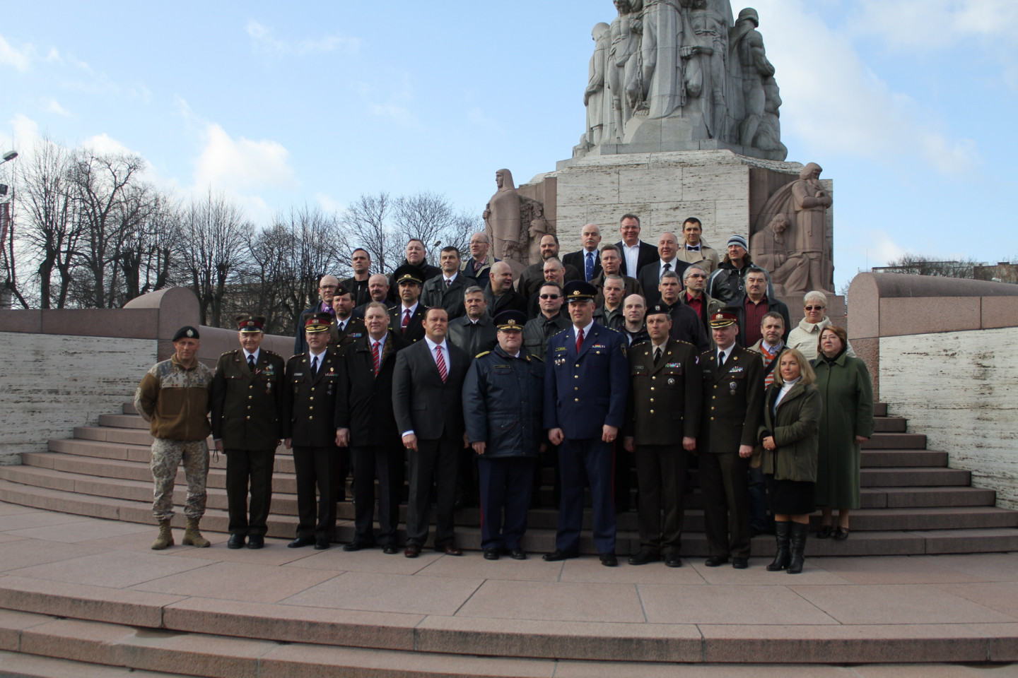 30.04.2013 Atceroties svinīgā zvēresta došanas dienu, kā arī Pirmā policijas bataljona ieguldījumu Latvijas Republikas valstiskās neatkarības atjaunošanā un valsts drošības un aizsardzības sistēmas veidošanā, Pirmā policijas bataljona biedrība un bataljona veterāni noliek ziedus pie Brīvības pieminekļa