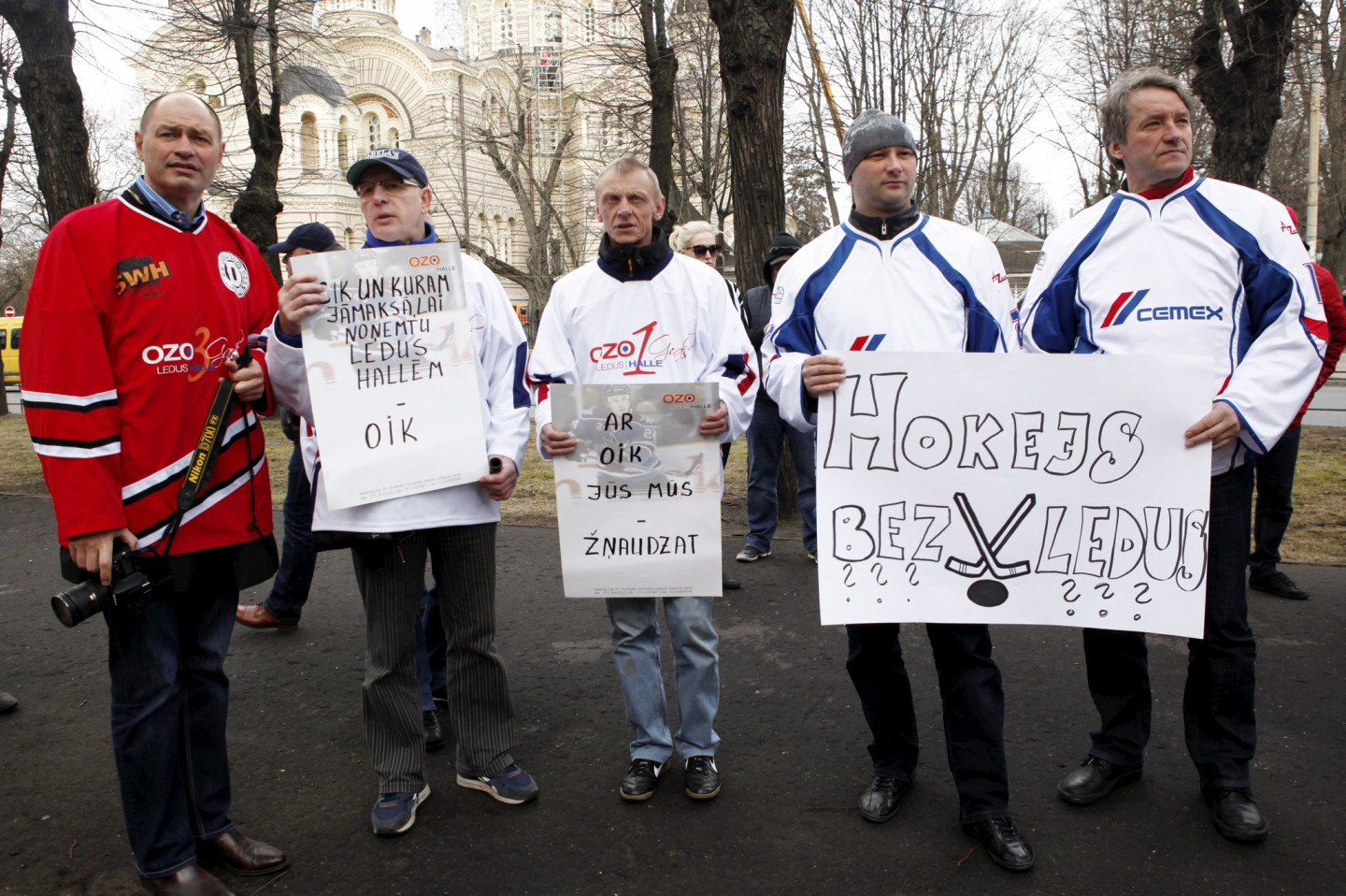 30.04.2013. Pie Ministru kabineta. Latvijas ledus haļļu darbinieki, hokeja klubu un sporta skolu audzēkņi ar saviem vecākiem no visām Latvijas piketē pret strauji augošajiem elektroenerģijas tarifiem.