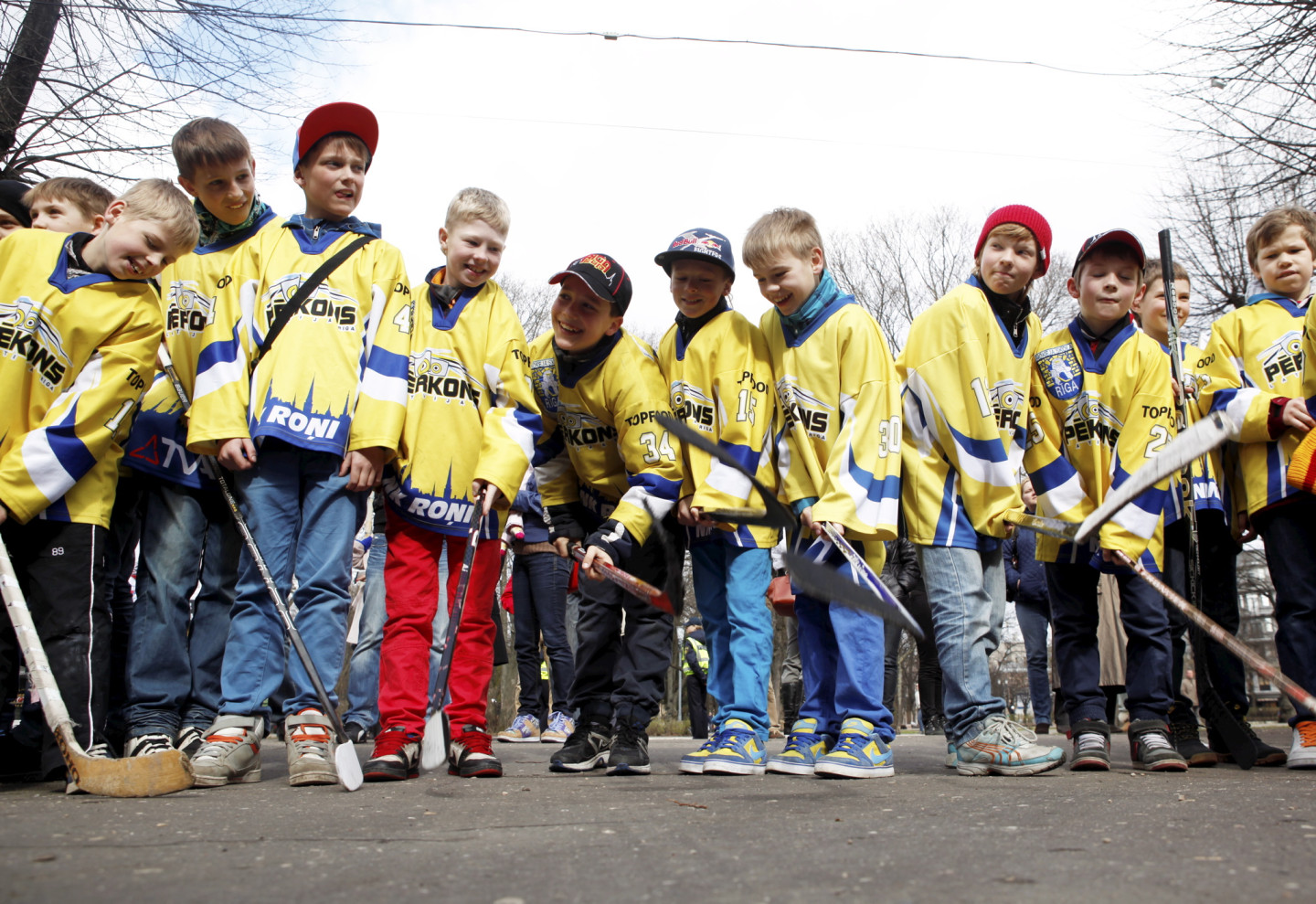 30.04.2013. Pie Ministru kabineta. Latvijas ledus haļļu darbinieki, hokeja klubu un sporta skolu audzēkņi ar saviem vecākiem no visām Latvijas piketē pret strauji augošajiem elektroenerģijas tarifiem.