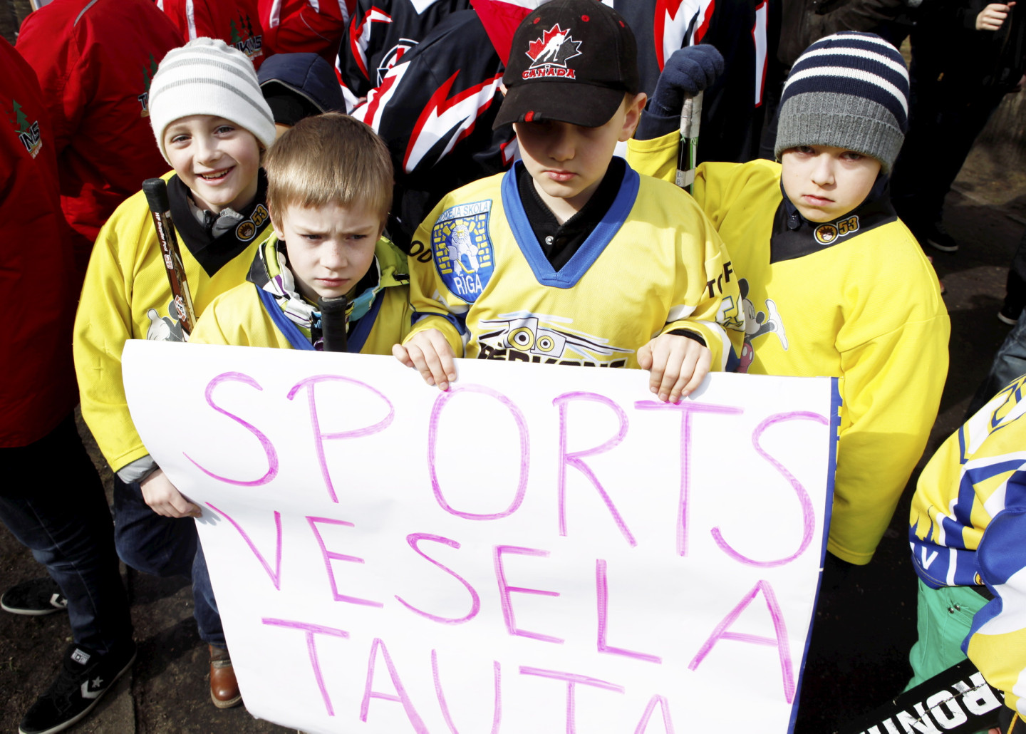 30.04.2013. Pie Ministru kabineta. Latvijas ledus haļļu darbinieki, hokeja klubu un sporta skolu audzēkņi ar saviem vecākiem no visām Latvijas piketē pret strauji augošajiem elektroenerģijas tarifiem.