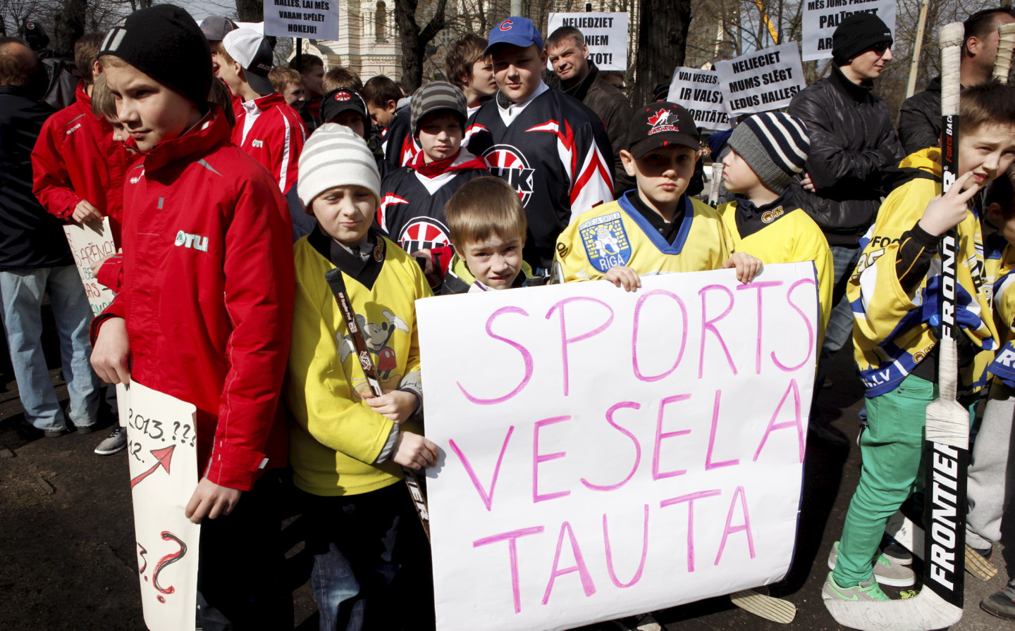 30.04.2013. Pie Ministru kabineta. Latvijas ledus haļļu darbinieki, hokeja klubu un sporta skolu audzēkņi ar saviem vecākiem no visām Latvijas piketē pret strauji augošajiem elektroenerģijas tarifiem.